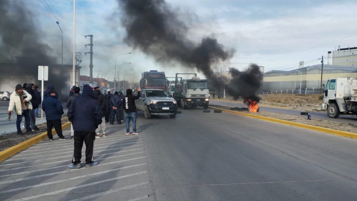 El SOMU había iniciado cortes intermitentes sobre la Ruta Provincial N°1 y la Ruta Nacional N°3, en el acceso norte a la ciudad de Puerto Madryn. Fuente: @pescaremdp