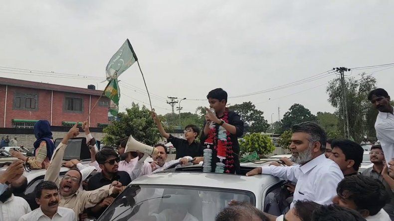 Mi padre fue arrestado injustamente. Ustedes pueden liberarlo con el poder del voto, dijo el pibe en un discurso.