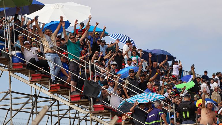 El público neuquino copó las gradas en la fecha del Turismo Carretera en Centenario.