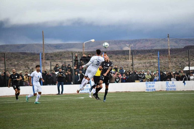 Cipolletti cayó ante Deportivo Rincón. Fotos: Miguel Huentecol