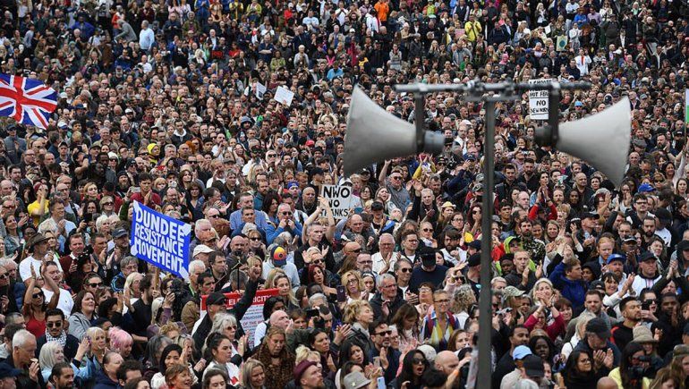 Antivacunas protestan: La pandemia es un invento