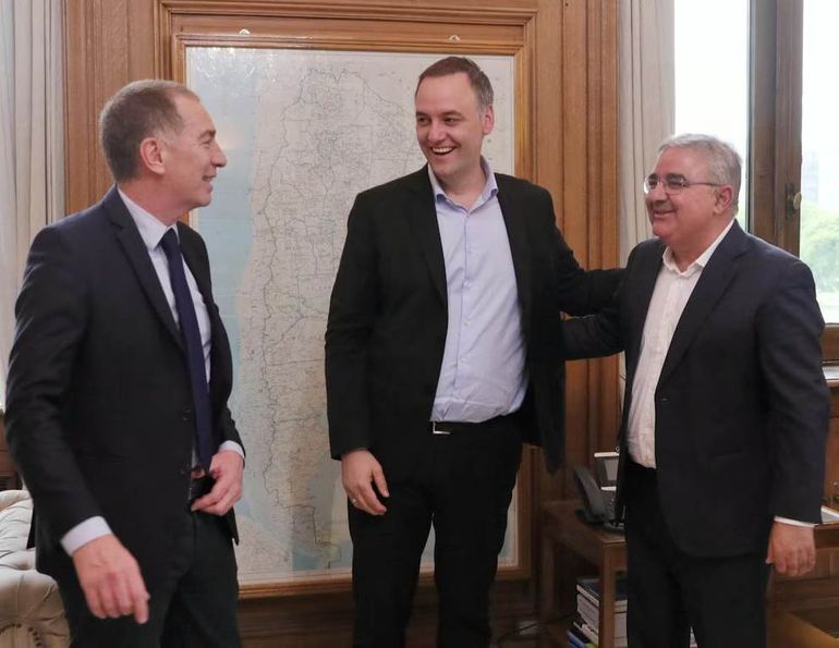 Diego Santilli, Manuel Adorni y el gobernador Raúl Jalil. Diego Santilli, Manuel Adorni y el gobernador Raúl Jalil.