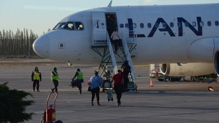 Latam tiene tres vuelos semanales a Santiago de Chile desde Neuquén. Latam tiene tres vuelos semanales a Santiago de Chile desde Neuquén.