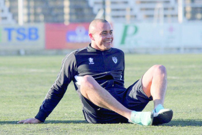 El defensor cipoleño Damián Jara, uno de los jugadores referentes del plantel albinegro que conduce Gustavo Raggio. El defensor cipoleño Damián Jara, uno de los jugadores referentes del plantel albinegro que conduce Gustavo Raggio.