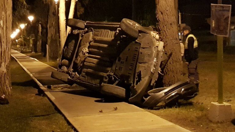 Borracho volcó y se incrustó contra un árbol en la Ruta 7