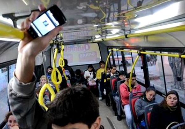 ¿Aprueba que se obligue a pasajeros a usar auriculares para escuchar música?