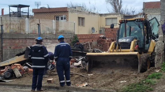 La precaria construcción de Comodoro Rivadavia fue demolida en la mañana de este martes, tras el desalojo de los ocupas.