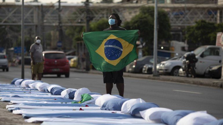 Covid-19: Brasil cierra abril con escalofriantes números de muertos