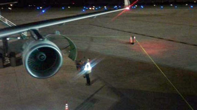 Las aves son peligrosas en los despegues y este avión las sufrió.
