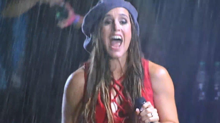 Soledad cantó bajo la lluvia y bailó con sus fanáticos&nbsp;