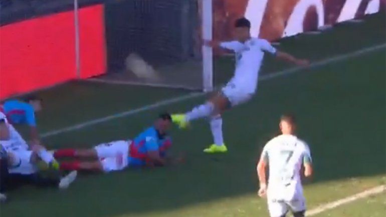 Se jugaba todo y erró un gol insólito que podría haber sido el del ascenso