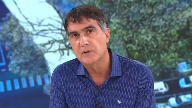 Laje arengó a su equipo y por ahora sigue su programa