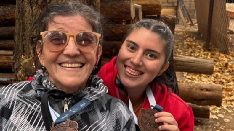 Marta participó de la maratón de Tricao Malal con su nieta. | LM Neuquen Marta participó de la maratón de Tricao Malal con su nieta.