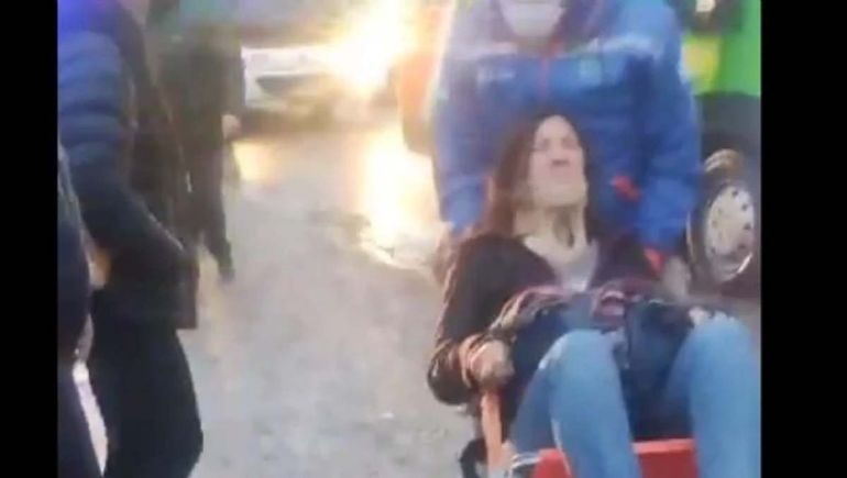 Chofer se tragó un pozo y pasajera del KoKo resultó herida