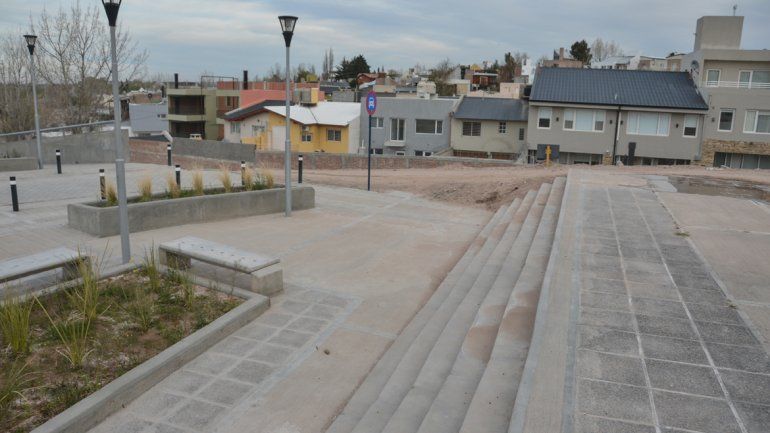 Las medianeras de las viviendas que dan al paseo están en un nivel por debajo de la nueva calle que se abrió.