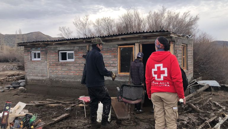 Más de 120 voluntarios de Cruz Roja colaboran con los inundados de Neuquén