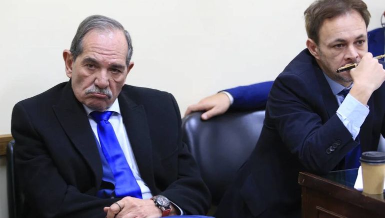 El exgobernador junto a su defensor Augusto Garrido. El exgobernador junto a su defensor Augusto Garrido.