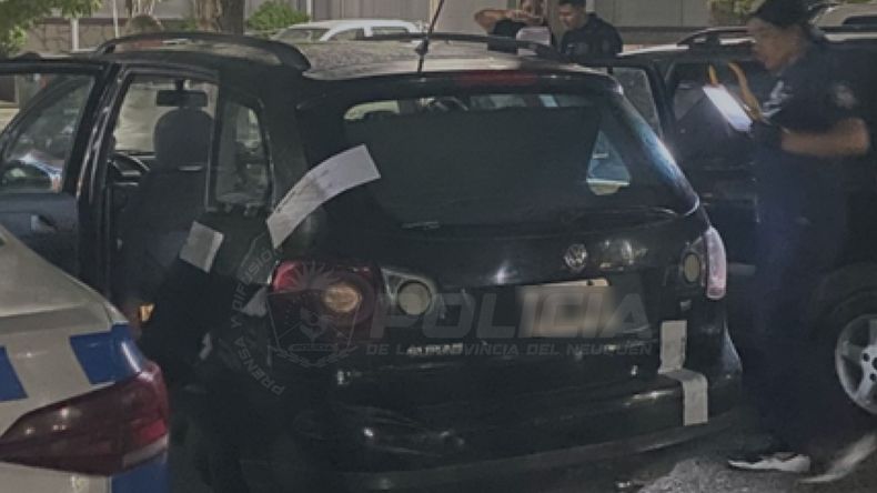 Ladrones robaron objetos de una camioneta, se fugaron y protagonizaron un choque | LM Neuquen Ladrones robaron objetos de una camioneta, se fugaron y protagonizaron un choque