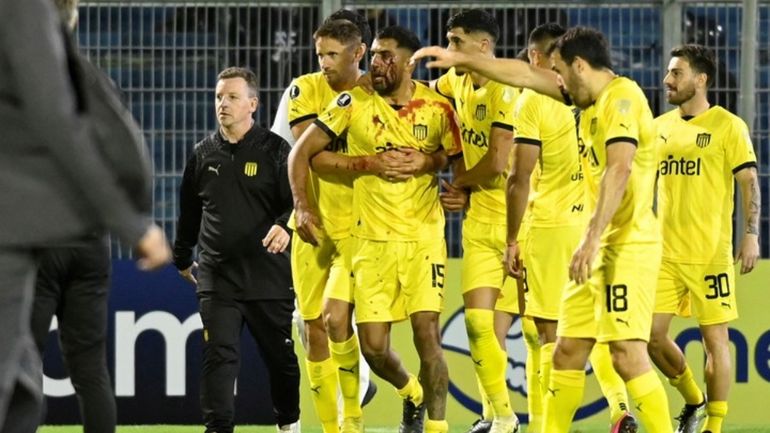 El jugador de Peñarol agredido por los hinchas de Rosario Central El jugador de Peñarol agredido por los hinchas de Rosario Central