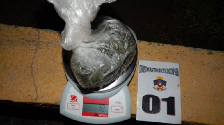 Lo atraparon con doce gramos de marihuana por manipular el envoltorio
