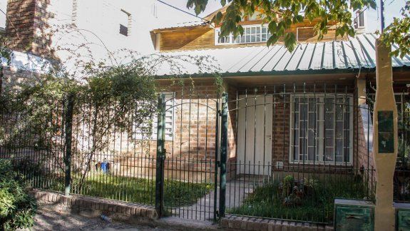 La vivienda ubicada en la calle El Salvador, del barrio Mercantiles, fue alquilada para hacer fiestas electrónicas clandestinas. Para eso también habían ambientado todo el inmueble.