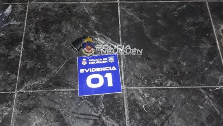 La Policía allanó un domicilio del barrio Confluencia por un robo a mano armada, secuestró varios elementos de interés para la causa y logró detener a un condenado por homicidio, quien gozaba de libertad condicional.