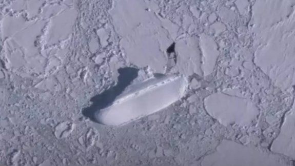 Por Google Earth descubren un increíble barco de hielo en la Antártida