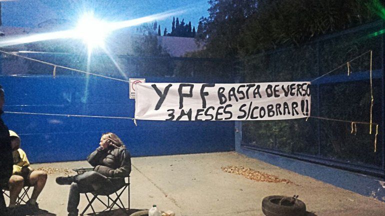 Transportistas que se habían encadenado en las puertas de YPF abandonaron la protesta