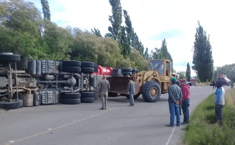 El camión estaba cargado a tope con granos de maíz, pero al salir de una curva no resistió el fuerte viento y volcó. El camión estaba cargado a tope con granos de maíz, pero al salir de una curva no resistió el fuerte viento y volcó. 