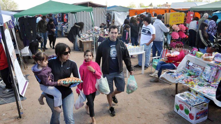 Una multitud de neuquinos se congrega todos los domingos en la Feria del Oeste