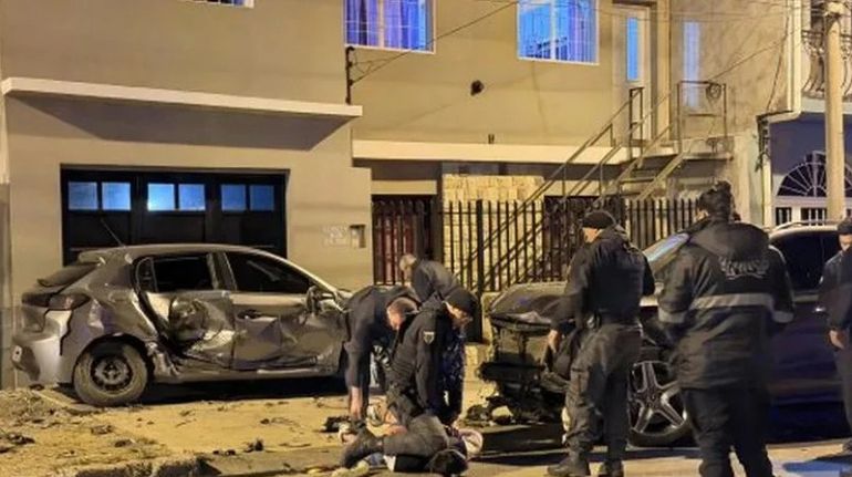 La policía tuvo que reducir al sereno, que luego de embestir dos autos a alta velocidad, se mostró hostil. La policía tuvo que reducir al sereno, que luego de embestir dos autos a alta velocidad, se mostró hostil. 