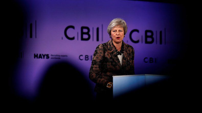 Brexit: Theresa May defiende su plan y aguanta un temporal