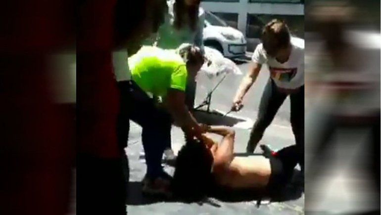 Video: lincharon a una mechera y la desnudaron en la calle