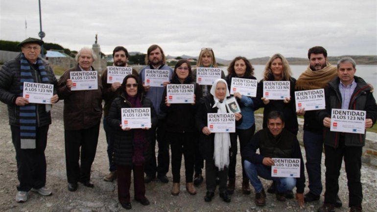 Un cura villero dio misa en Puerto Argentino
