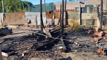 La vivienda de una de los supuestos autores del crimen fue incendiada por vecinos. Foto: gentileza.