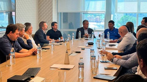 Rolando Figueroa con empresas y Sindicato Petrolero: Es la última gran oportunidad