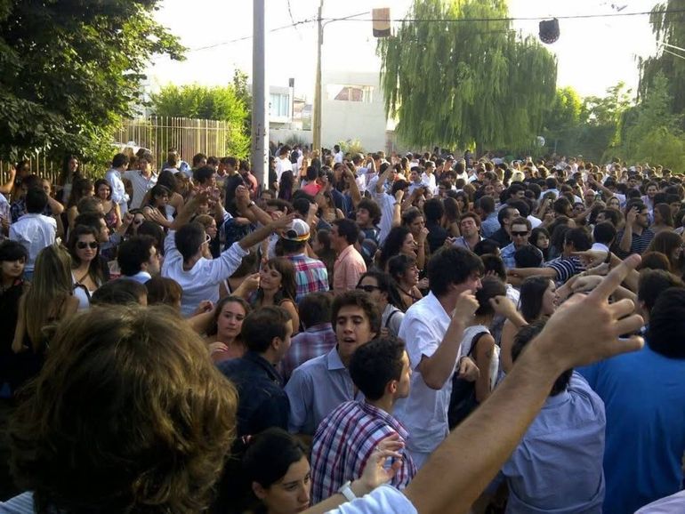 El número de personas creció y la fiesta dejó el domicilio de los Mandelli y se mudó a a la esquina de Palpalá y Pino Hachado. Luego se trasladó a Palpalá y Los Cipreses, en donde asistieron 1.500 jóvenes. 