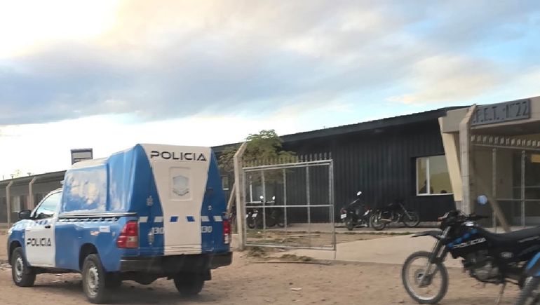 La EPET 22 de Centenario en la segunda meseta. Hubo escándalo, amenazas y ambulancia. La EPET 22 de Centenario en la segunda meseta. Hubo escándalo, amenazas y ambulancia.