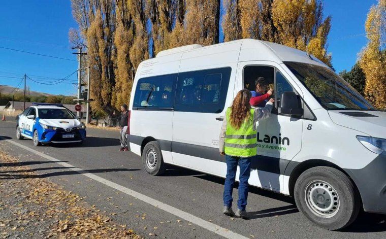 Reclamo de vecinos por el asfalto para la ruta 61 en Junín de los Andes. Reclamo de vecinos por el asfalto para la ruta 61 en Junín de los Andes.