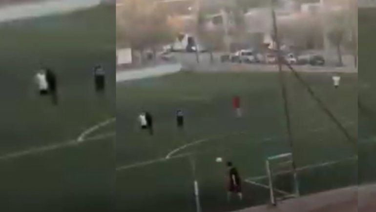 Video: rompieron la cuarentena en el oeste neuquino para jugar al fútbol