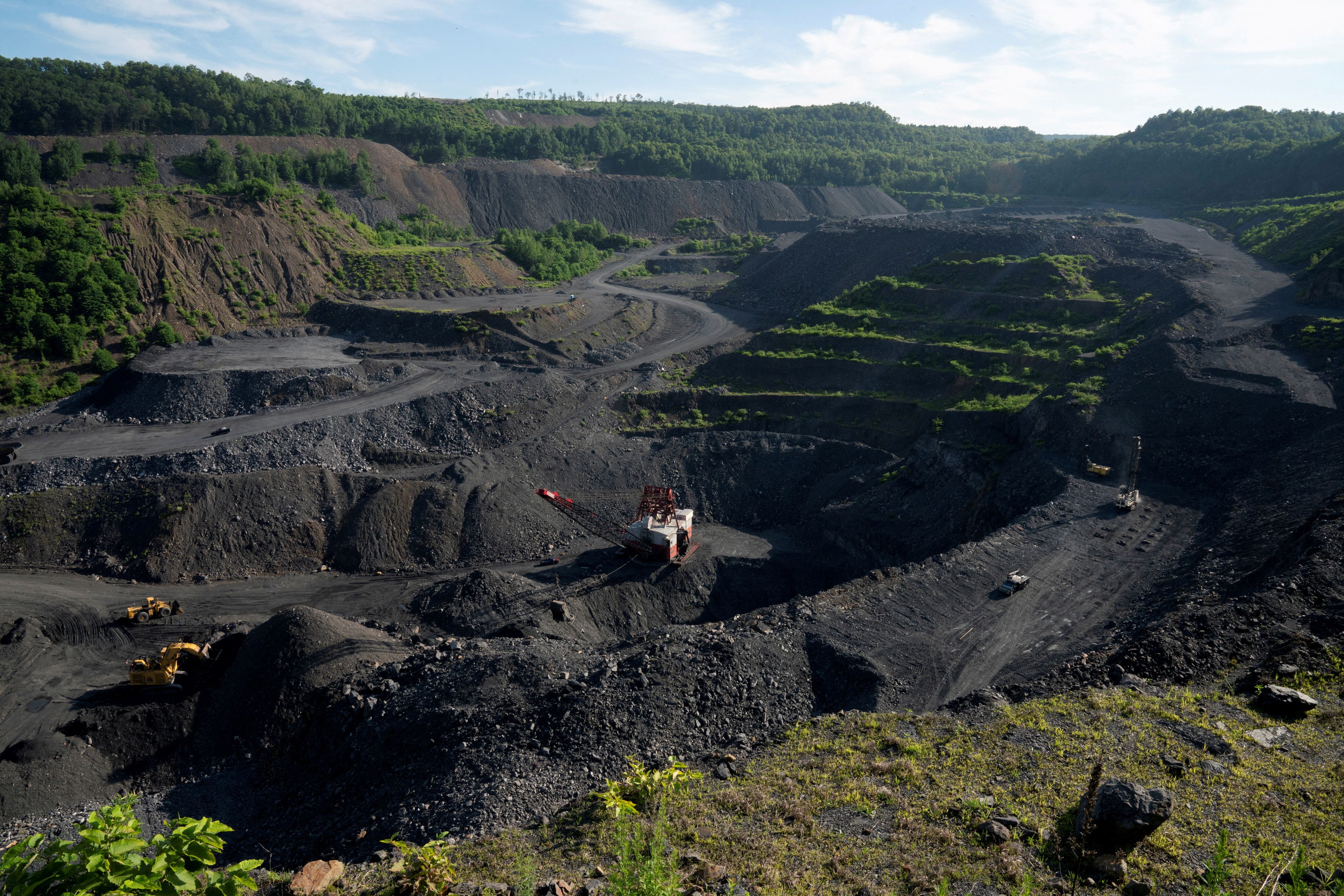 FOTO DE ARCHIVO: Equipos pesados excavan carbón de antracita de una mina a cielo abierto en New Castle, Pensilvania, Estados Unidos, 13 de julio de 2020. REUTERS/Dane Rhys