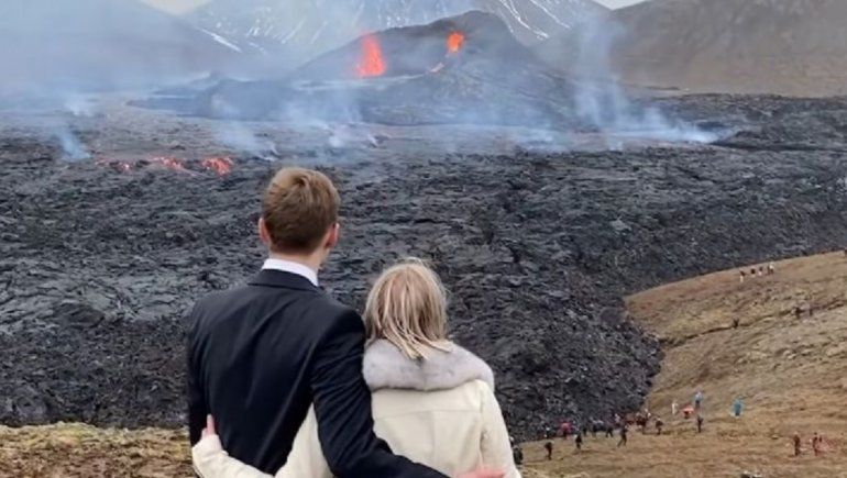 Viral: se fotografiaron en una pose romántica mientras un volcán hacía erupción detrás