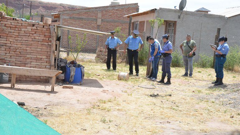 Apuñalan y cuelgan a un hombre en su casilla en Plottier