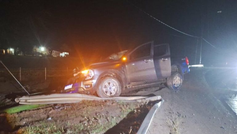 Violento choque en Centenario: una camioneta despistó y terminó contra un poste