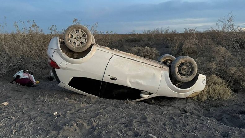 En el vehículo circulaban una mujer y un menor. | LM Neuquen En el vehículo circulaban una mujer y un menor.