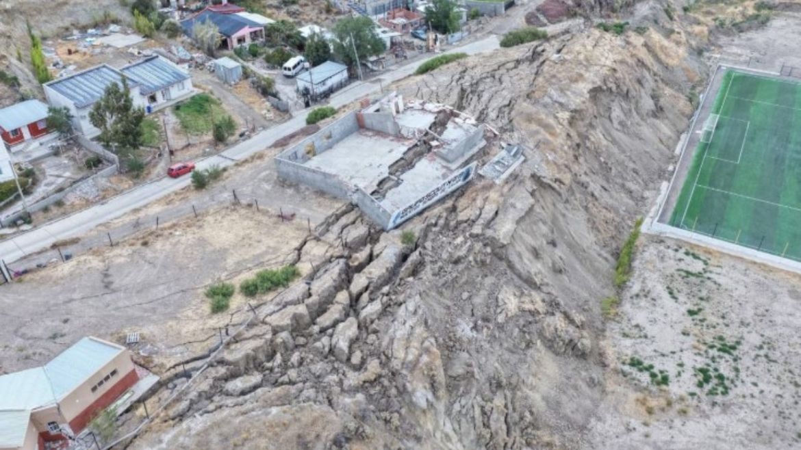 El cerro Hermitte destruyó decenas de casas en Comodoro Rivadavia. | LM Neuquen El cerro Hermitte destruyó decenas de casas en Comodoro Rivadavia.