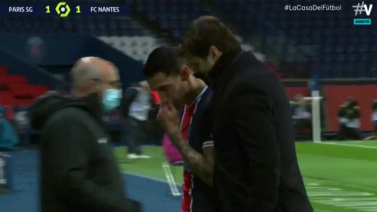 Ángel Di María tuvo que dejar el campo tras enterarse del robo que sufrió su familia.