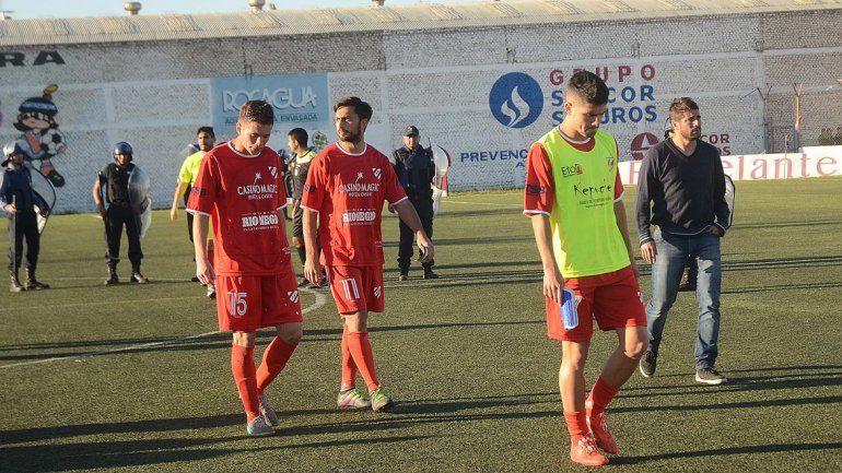 El Rojo no pudo en el debut como visitante y cayó por la mínima en un discreto partido jugado en General Roca. Ahora espera por Madryn.