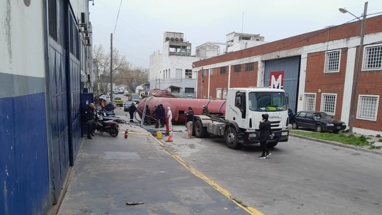 El pesado camión volcó tras una falla mecánica en Mar del Plata / Foto 