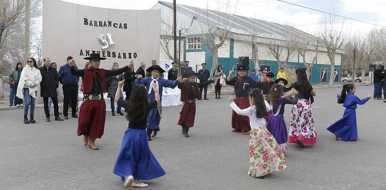 Danza folklórica durante el acto en Barrancas. Danza folklórica durante el acto en Barrancas.